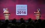 Le leader du parti travailliste britannique Jeremy Corbyn (G) et le candidat à la tête du parti Owen Smith à Cardiff, le 4 août 2016