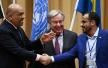 Le ministre yéménite des Affaires étrangères, Khaled al-Yémani (g), et le négociateur en chef des Houthis, Mohammed Abdelsalam, échangent une poignée de mains à l'issue de consultations sur la paix au Yémen à Stockholm, le 13 décembre 2018
