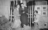 Les alpinistes français Maurice Herzog (c), Louis Lachenal (g) et Jean Couzy entament à Paris les préparatifs en vue de leur ascension du sommet de l’Annapurna, le 8 juin 1950