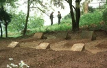 Les tombes des sept moines de Tibéhirine assassinés en 1996, dans le monastère, à Tibéhirine en Algérie, le 16 mai 1997