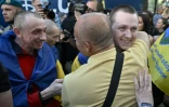Des prisonniers de guerre ukrainiens accueillis par leurs proches après leur libération dans le cadre d'un échange avec la Russie, le 23 mai 2025 dans la région de Tcherniguiv