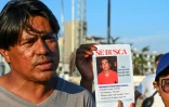 Saül Parra montre la photo de son frère Fernando sur un avis de recherche, le 5 novembre 2023 à Acapulco, deux semaines après le passage de l'ouragan Otis au Mexique