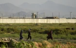Des enfants marchent le long d'un chemin près de la base américaine de Bagram en Afghanistan le 1er juillet 2021