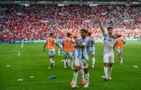 Des bouteilles d'eau et des gobelets jetés sur les joueurs de football argentins lors du match contre le Maroc, le 24 juillet 2024 à Saint-Etienne 