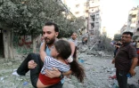 Un homme évacue une fillette blessée du site d'une frappe israélienne sur la ville de Gaza, le 10 octobre 2023