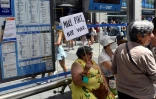 Des manifestants exigent la dissolution de l'Otan et réclament  la paix, le 26 juin 2022 à Madrid, à deux jours de l'ouverture du prochain sommet de l'Alliance atlantique dans la capitale espagnole