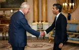 Charles III salue le nouveau chef du parti conservateur et Premier ministre Rishi Sunak lors d'une audience au palais de Buckingham, à Londres, le 25 octobre 2022