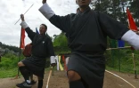 Danse traditionnelle des archers à la fin d'une compétition, le 25 août 2018 à Thimphou, au Bhoutan