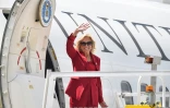 La première dame américaine Jill Biden salue à son arrivée à l'aéroport Felipe Angeles de Zumpango, dans la banlieue de Mexico le 30 septembre 2024. L'épouse du président américain Joe Biden participera mardi 1er octobre 2024 à l'investiture de la nouvelle présidente du Mexique Claudia Sheinbaum