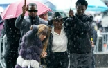 King Combs (d), fils de P. Didddy (Sean Combs), tient un parapluie pour Janice Combs, la mère du rappeur visé par un procès, alors qu'ils arrivent au tribunal fédéral à New York, le 14 mai 2025