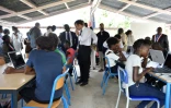 Emmanuel Macron en visite dans une école de la commune de Maripasoula, en Guyane, le 26 octobre 2017