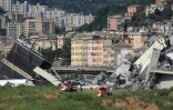 Des secouristes sur le site de l'effondrement du pont autoroutier Morandi à Gênes, le 14 août 2018 en Italie