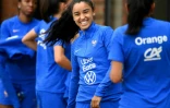 La défenseure des Bleues Sakina Karchaoui avec ses coéquipières à l'entraînement à Ashby-de-la-Zouch, le 24 juillet 2022