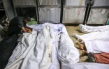 Un Palestinien pleure la mort d'un proche tué la veille par des tirs israéliens alors qu'il venait chercher de l'aide alimentaire, dans la morgue de l'hôpital Al-Shifa de Gaza-ville, le 10 août 2025