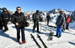 Le président de la République, Emmanuel Macron (g), à la station de ski pyrénéenne de La Mongie, le 15 mars 2019