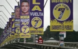 Un homme marche sur un pont couvert de propagande électorale en faveur du président sortant Daniel Noboa à Guayaquil, en Équateur, le 7 février 2025