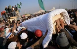 Des partisans du Tehreek-i-Labaik Yah Rasool Allah Pakistan (TLYRAP) transportent le 26 novembre 2017 le cercueil d'un manifestant tué la veille durant des affrontements avec la police à Islamabad