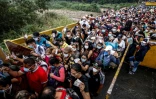 Des personnes venues du Venezuela portant des masques de protection au poste-frontière avec la Colombie, le 12 mars 2020.