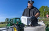 L'agriculteur Russell Hedrick prépare un mélange de minéraux, de produits biologiques et d'engrais pour le pulvériser sur ses champs lors des semis à Hickory, en Caroline du Nord, le 10 avril 2026