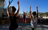 Cours de yoga sur le toit de l'auberge "Lost In" à Lisbonne le 17 juillet 2017