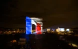 L'Arc de Triomphe  illuminé aux couleurs bleu-blanc-rouge le 31 décembre 2015 à Paris