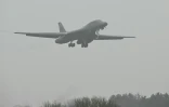 Un bombardier B-1 de l’US Air Force s’apprête à atterrir à la base de la RAF de Fairford, dans le sud-ouest de l’Angleterre, le 7 mars 2026