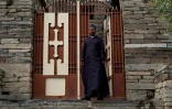 Le père Daniel Hagos devant son église d'Alitena, à la frontière érythréo-éthiopienne, le 12 juillet 2018.
