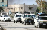Un convoi d'ambulances et de véhicules évacuant des blessés et des combattants kurdes quitte la ville de Ras al-Aïn, le 20 octobre 2019 en Syrie