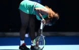 L'Américaine Serena Williams examine son pied gauche lors du quart de finale de l'Open d'Australie face à la Tchèque Karolina Pliskova, le 23 janvier 2019 à Melbourne