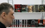 Des ouvrages sur le conflit en Ukraine exposés lors d'une foire du livre à Moscou, le 9 avril 2026
