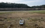 Un bateau sur la berge du réservoir d'eau d'Orlík, qui fait partie de la rivière Vltava Moldau qui a atteint son niveau le plus bas historique depuis près de 65 ans, près du village de Podolsko, le 16 août 2026, en République tchèque