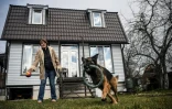 Natalya joue avec on chien dans le jardin de sa maison de campagne Ă Sokolniki, (40 kms de Moscou), le 20 avril 2020