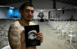 Eliseo Pineda, 29 ans, membre d'une église évangélique, tente de réhabiliter d'anciens membres de gangs comme lui, à Tegucigalpa, le 26 novembre 2025