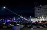 Des policiers sur les lieux où une personne a été poignardée près du mémorial des juifs assassinés d'Europe, à côté de l'ambassade des États-Unis (à droite) à Berlin le 21 février 2025