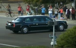 Des habitants regardent passer la voiture du président Barack Obama, le 9 octobre 2015 à Roseburg