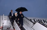 Le président turc Recep Tayyip Erdogan (d) et son épouse à leur arrivée à l'aéroport de Tachkent, en Ouzbékistan