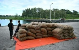 Des employés attendent de pouvoir charger de la marchandise à bord du ferry Kalighat, le 30 mars 2026 à Campbell Bay, un village du district de Nicobar dans l'archipel indien des Andaman-et-Nicobar