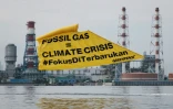 Des militants de Greenpeace déploient une banderole contre les énergies fossiles, devant une centrale électrique à gaz, à Jakarta, le 18 novembre 2025