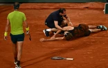 Alexander Zverev pris en charge par un kiné après sa terrible blessure lors du match contre Rafael Nadal à Roland-Garros, le 3 juin 2022 