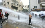 Les forces de sécurité libanaises font usage de canons à eau pour disperser les manifestants près de l'ambassade des Etats-Unis au nord de Beyrouth, le 10 décembre 2017