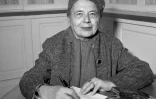 L'autrice française Marguerite Yourcenar en pleine séance de dédicace de son livre "L'oeuvre au noir", récompensée du prix Femina, à Paris, le 26 novembre 1968