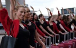 La troupe du Moulin Rouge arrive à New York le 21 septembre 2015