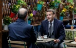 Le président français Emmanuel Macron (d) et le Premier ministre français Jean Castex prennent un café sur une terrasse éphémère à Paris, le 19 mai 2021