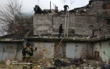 Photo diffusée par le service d'urgence ukrainien, le 21 novembre 2024, montrant des pompiers ukrainiens sur un site après une attaque aérienne russe à Dnipro