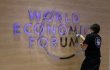 Une employée nettoie le logo du Forum économique mondial (WEF) à l'intérieur du centre des congrès de Davos, en Suisse, le 22 mai 2022