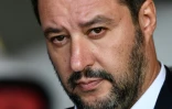 Le ministre italien Matteo Salvini, le 14 novembre 2018, lors de la cérémonie de bienvenue d'un groupe de migrants, à l'aéroport militaire Mario De Bernardi, au sud de Rome en Italie