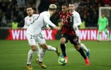Le milieu de Nice Alexis Claude Maurice (d) face au défenseur de Brest Gaëtan Bélaud (de dos), le 21 février 2020 à Nice  