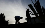 Des couvreurs au travail sous des fortes chaleurs sur un toit de la commune de sur la commune de Haux, le Château Lamothe de Haux, près de Bordeaux, le 16 juin 2022 