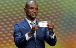 Le Français Eric Abidal tire l'OGC Nice, lors du tirage au sort de l'Europa League à Monaco, le 25 août 2017