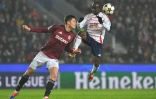 Le défenseur tchèque du Sparta Praha Martin Vitik (G) et le milieu de terrain malien de Brest Kamory Doumbia se disputent le ballon lors du match entre leurs deux clubs en 4e journéee de la Ligue des champions à Prague, le 6 novembre 2024